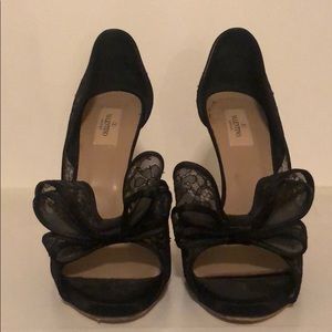 Garavani Valentino peep toe black lace Pump